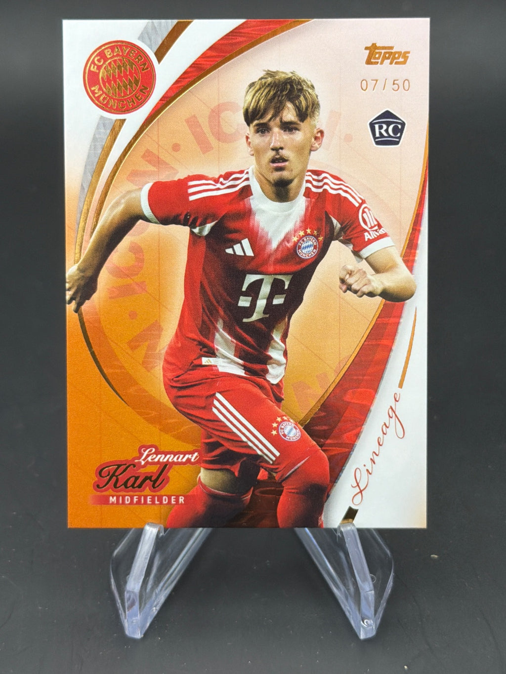 2026 Topps Lineage FC Bayern München 17 Lennart Karl RC /50 – Bild 1