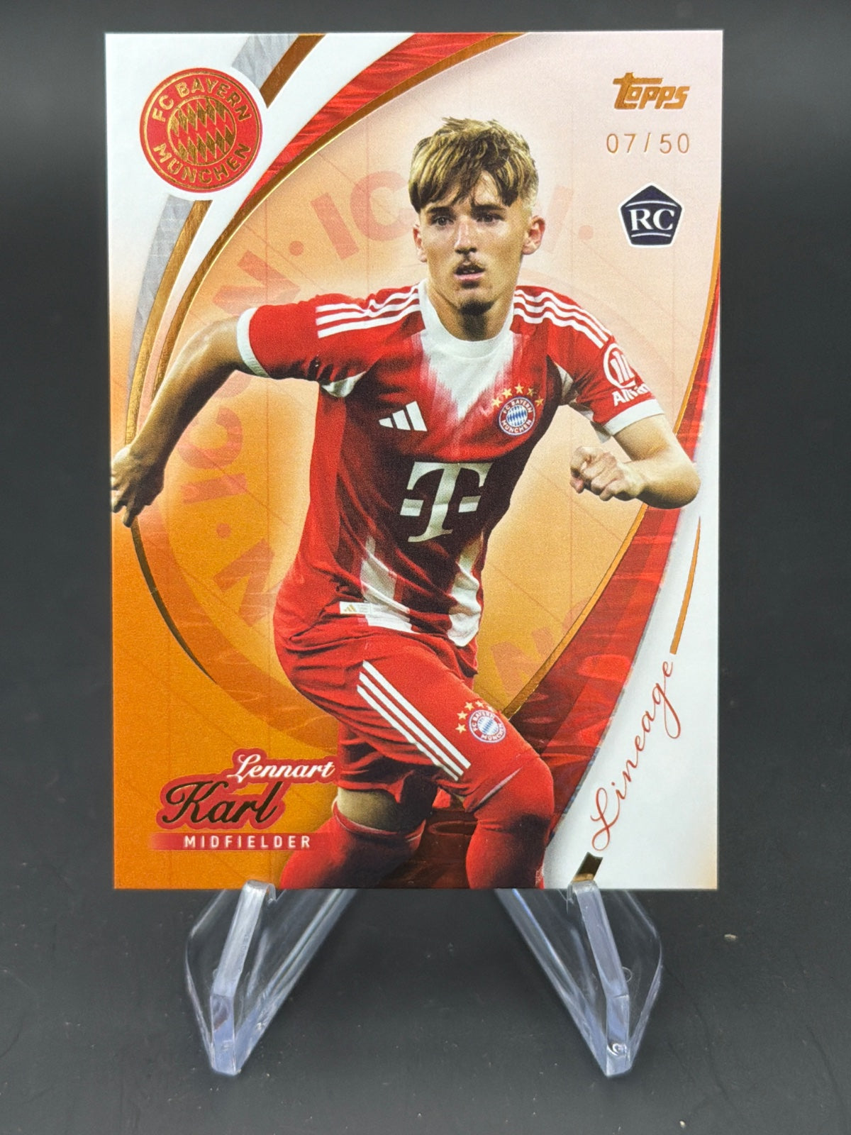 2026 Topps Lineage FC Bayern München 17 Lennart Karl RC /50 – Bild 1