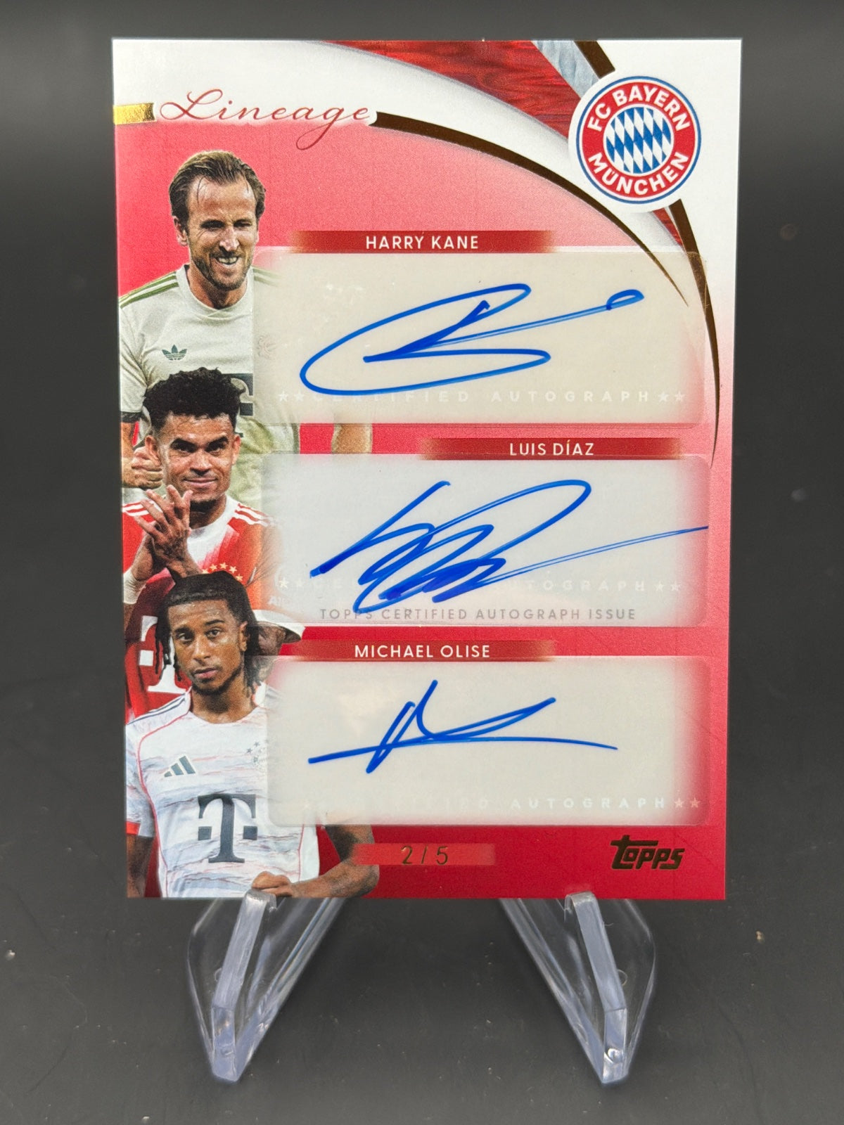 2025 Topps Lineage FC Bayern München TRA-KDO TRIPLE RED AUTOGRAPHS Harry Kane / Michael Olise / Luis Díaz /5 – Bild 1