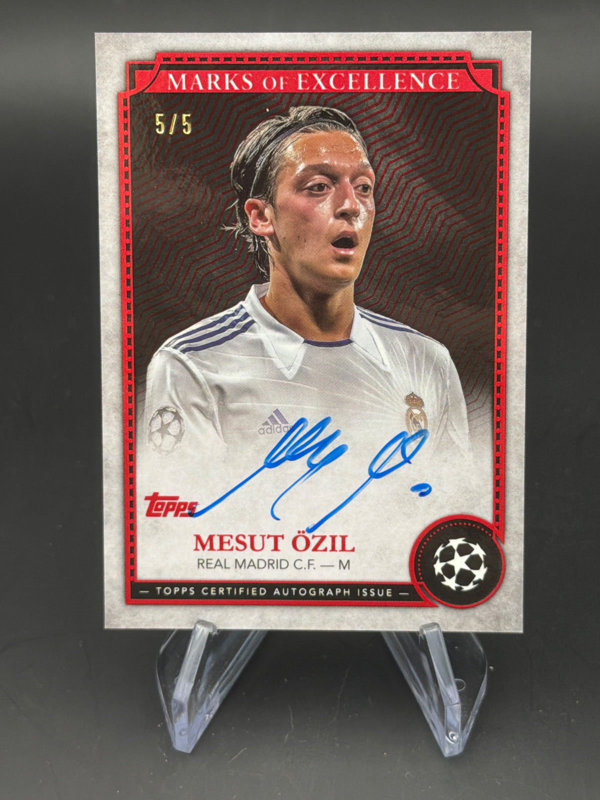 2024 Topps Definitive UCC 24/25 EX-MZ4 Marks of Excellence Mesut Özil Auto /5 – Bild 1