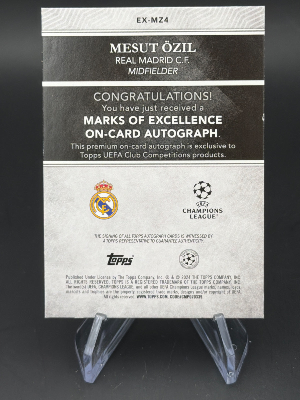 2024 Topps Definitive UCC 24/25 EX-MZ4 Marks of Excellence Mesut Özil Auto /5 – Bild 2