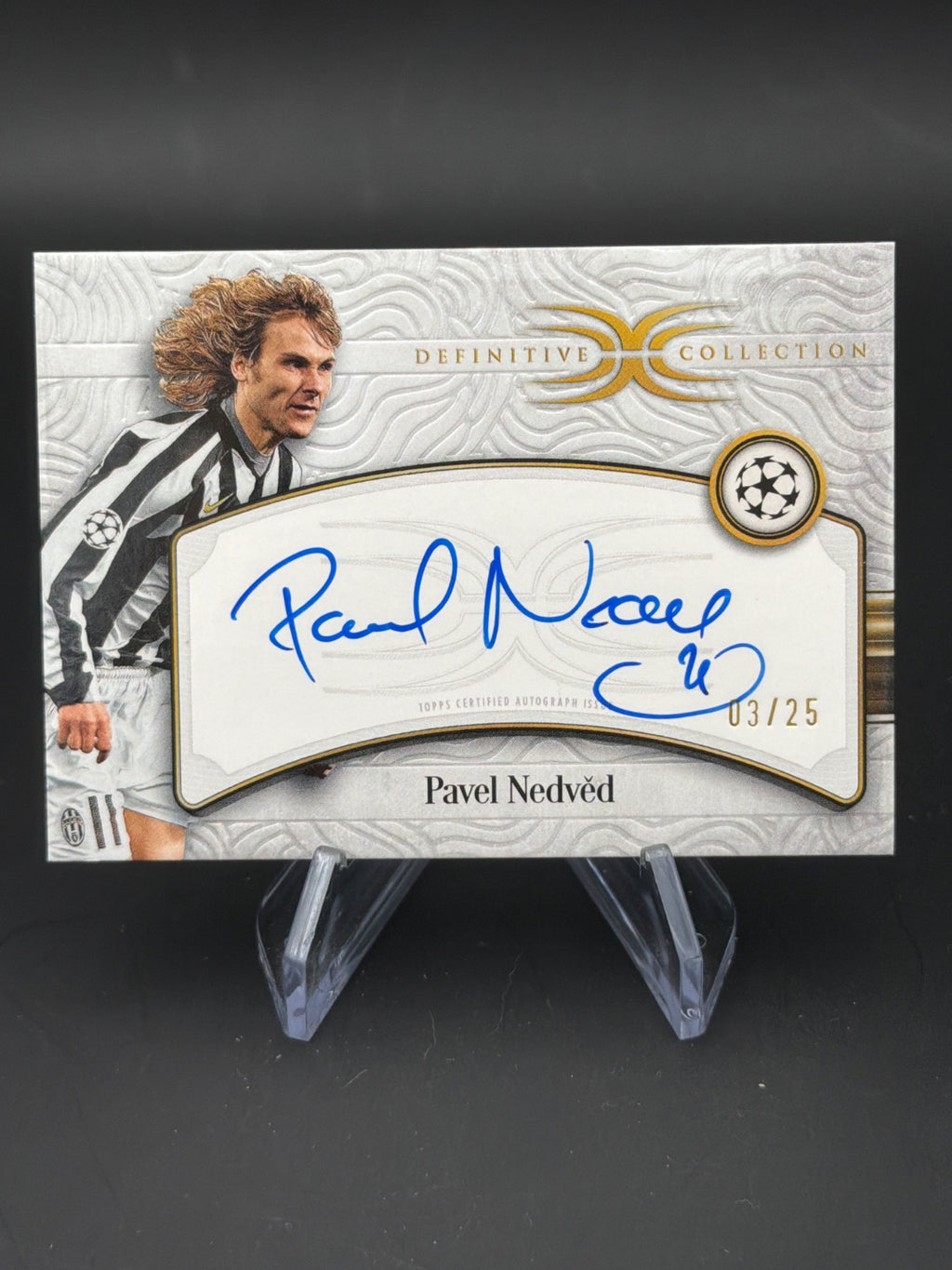 2024 Topps Defintive UCC 24/25 LA-PN Pavel Nedved /25 Auto – Bild 1